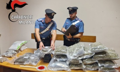 Sorpresi a caricare su un veicolo 9 kg di droga: arrestati