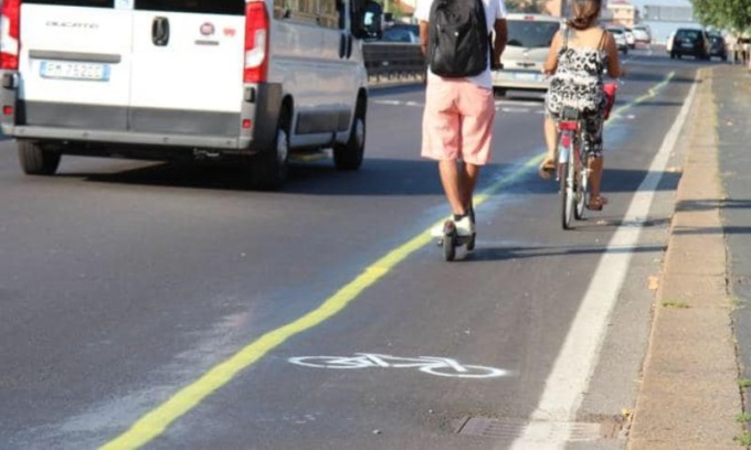 I ciclisti occupano il ponte della Ghisolfa e disegnano una ciclabile