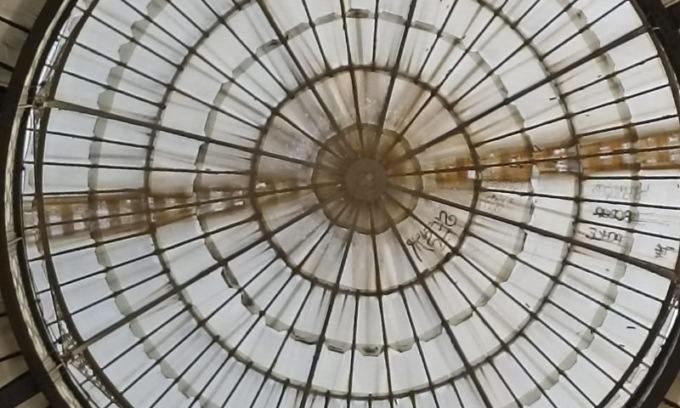 La Galleria Vittorio Emanuele II torna nel mirino dei writers: imbrattata la cupola