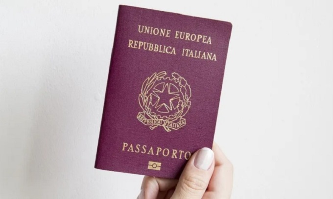 Agenzia di pratiche automobilistiche nei guai: per soldi faceva saltare la coda per i passaporti