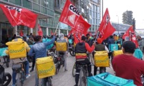 I rider manifestano a Milano: una lunga sfilata di bici attraversa il centro