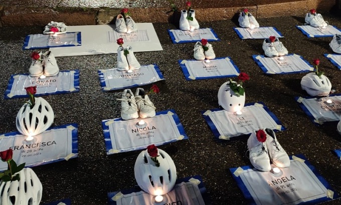 “Basta morti in strada”, al presidio una sfilata di rose, caschi e scarpe sull’asfalto