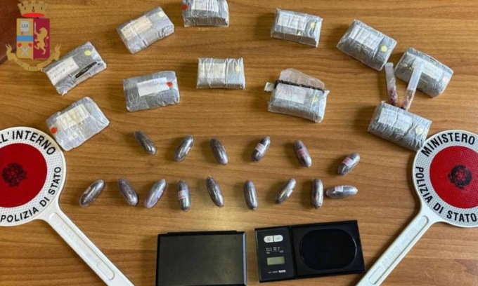 La Polizia gli trova in casa più di un chilo di hashish: arrestato