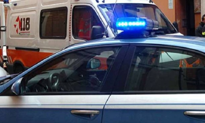 Un uomo di 71 anni si trova in condizioni gravissime dopo essere caduto da un tetto per 8 metri