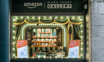 Amazon apre un negozio "a tempo" nel centro di Milano per il Black Friday