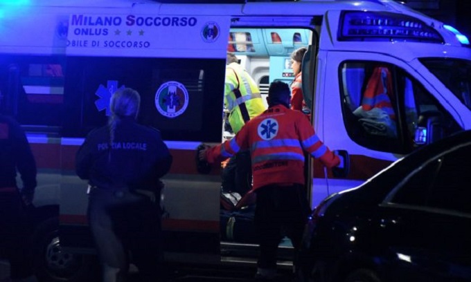 Brutto incidente per un motociclista in viale Tunisia: prima scivola sui binari del tram, poi viene investito da un’auto