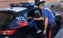 Strappano dal polso di una donna un braccialetto ferendola: due rapinatori arrestati dai carabinieri