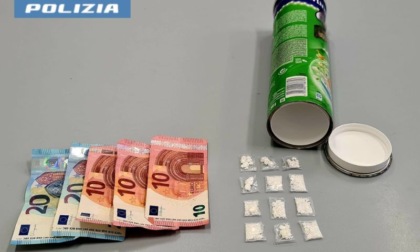 Teneva la cocaina nel tubo delle patatine: arrestato