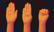 19enne aggredita di notte in piazza della Scala: la salva il gesto antiviolenza delle quattro dita