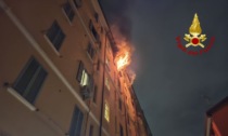Appartamento in fiamme in via Lomellina: evacuati i condomini