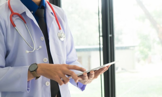 Medico di guardia arrestato con l’accusa di violenza sessuale nei confronti di giovani pazienti