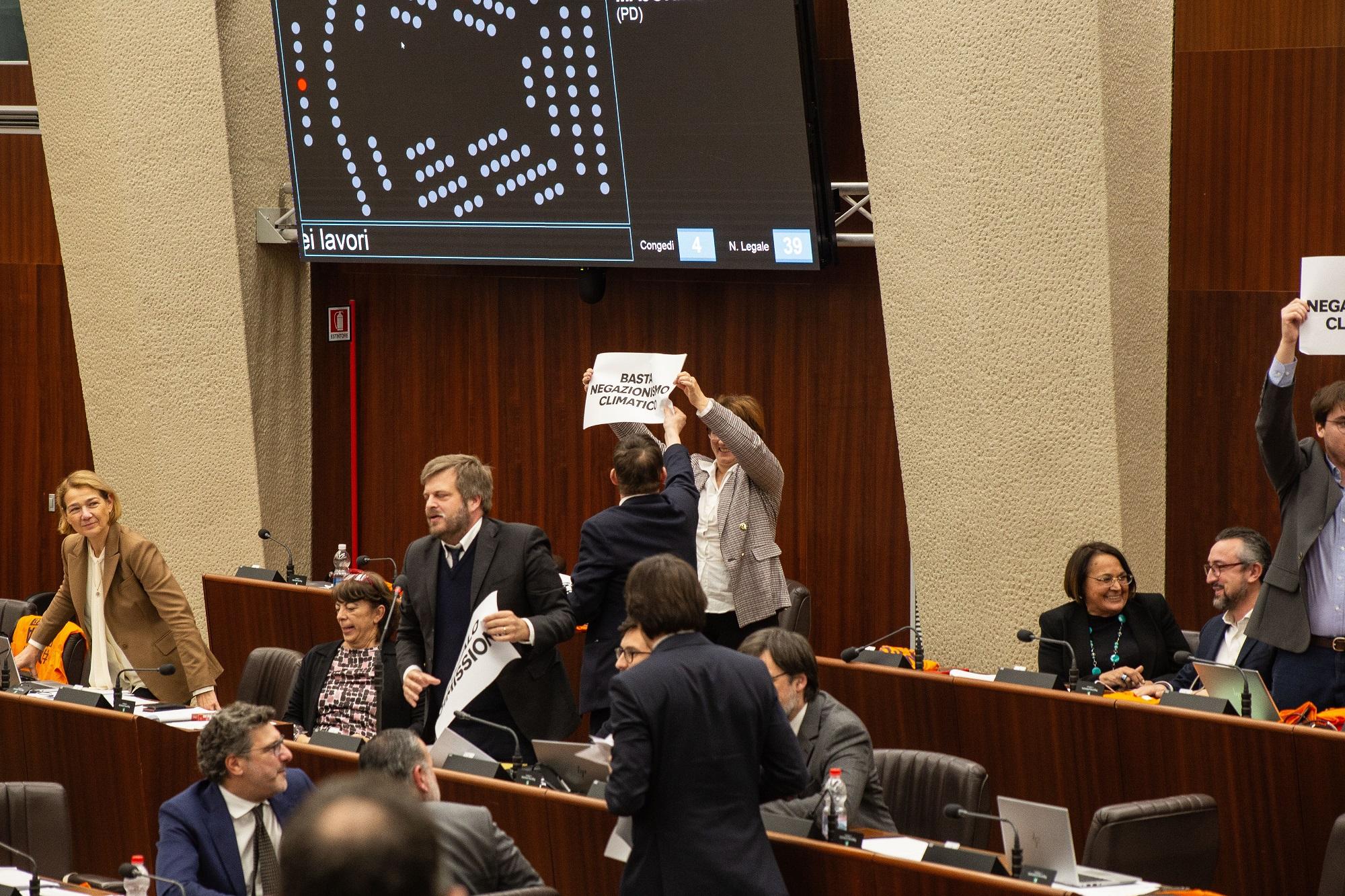 ARPA, PROTESTA OPPOSIZIONI IN CONSIGLIO REGIONALE: "LO PALO SI DIMETTA" (FOTO 3)