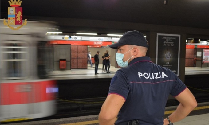 Algerino legato all’Isis fermato in metro a Milano: grida “Allah Akbar” e cerca di estrarre un coltello dallo zaino