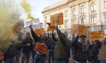 Tassisti in piazza Scala per protestare contro la cancellazione dei posteggi riservati