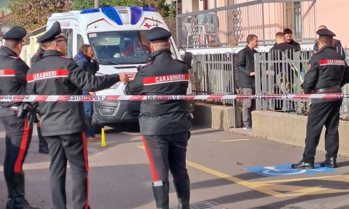 Spara alla compagna e poi si punta contro la pistola, uccidendosi
