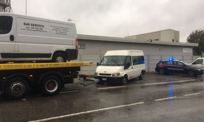 Rubano in un polo logistico e poi ricoprono le strade di chiodi per non essere inseguiti