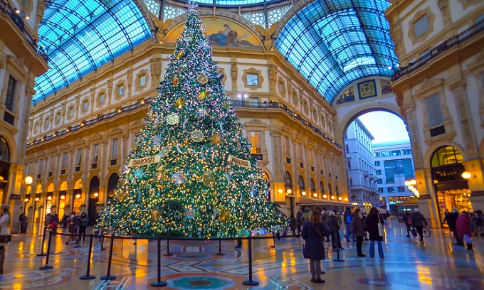 Ventidue alberi di Natale in città, in piazza Duomo si veste d’azzurro per le Olimpiadi: ecco dove trovarli