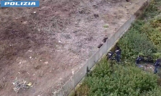 Spacciano droga sotto la staccionata ferroviaria di Rogoredo, due pusher in manette
