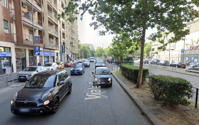 Attraversa la strada a Milano e viene travolto da una moto, 39enne in gravi condizioni