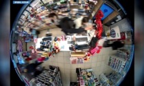 36enne beccato mentre rapina un supermercato in corso Lodi: arrestato