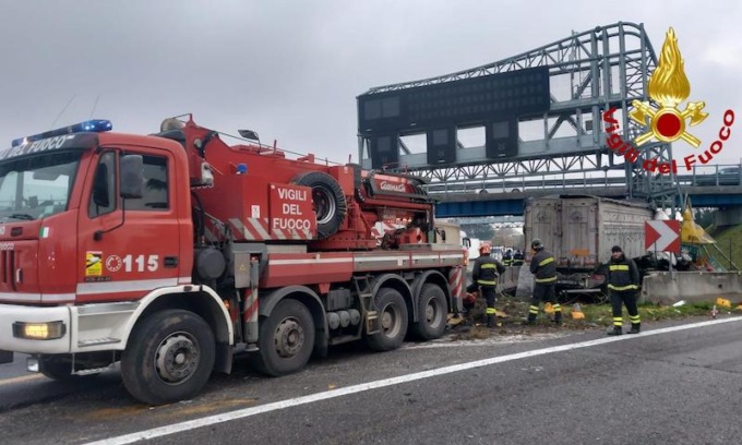 Un tir si schianta contro un pilone sulla A4: morto il camionista