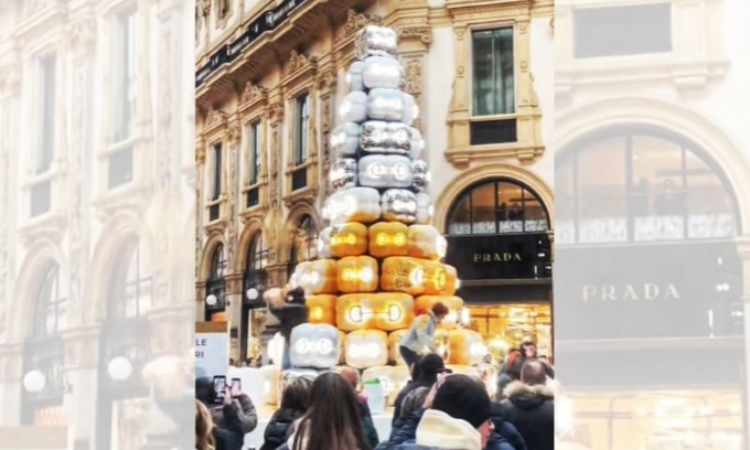 Gli attivisti di Ultima Generazione imbrattano l’albero di Gucci