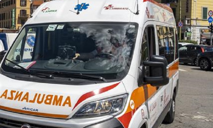 Tragedia a Baggio: si getta dal balcone e uccide una passante
