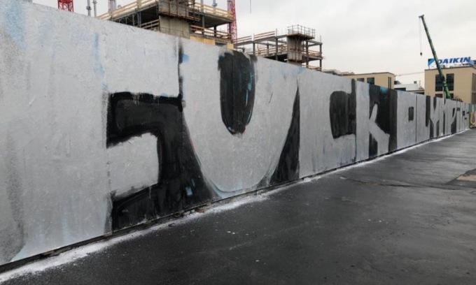 Vandali imbrattano i murales dei cantieri del villaggio olimpico