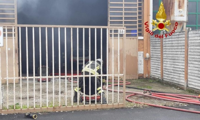 Incendio in un’azienda di Pieve Emanuele: auto in fiamme