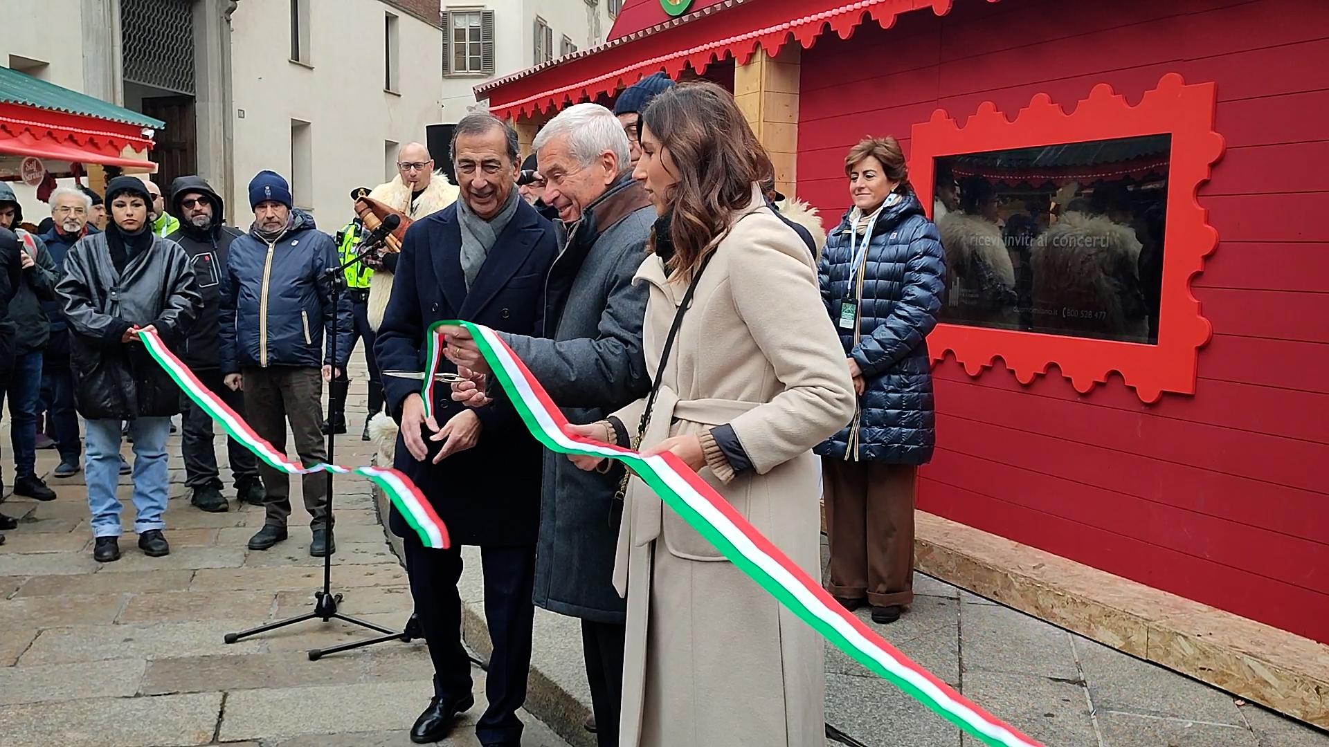 NATALE, INAUGURATO MERCATINO IN PIAZZA DUOMO CON 78 'CASETTE' (FOTO 2)