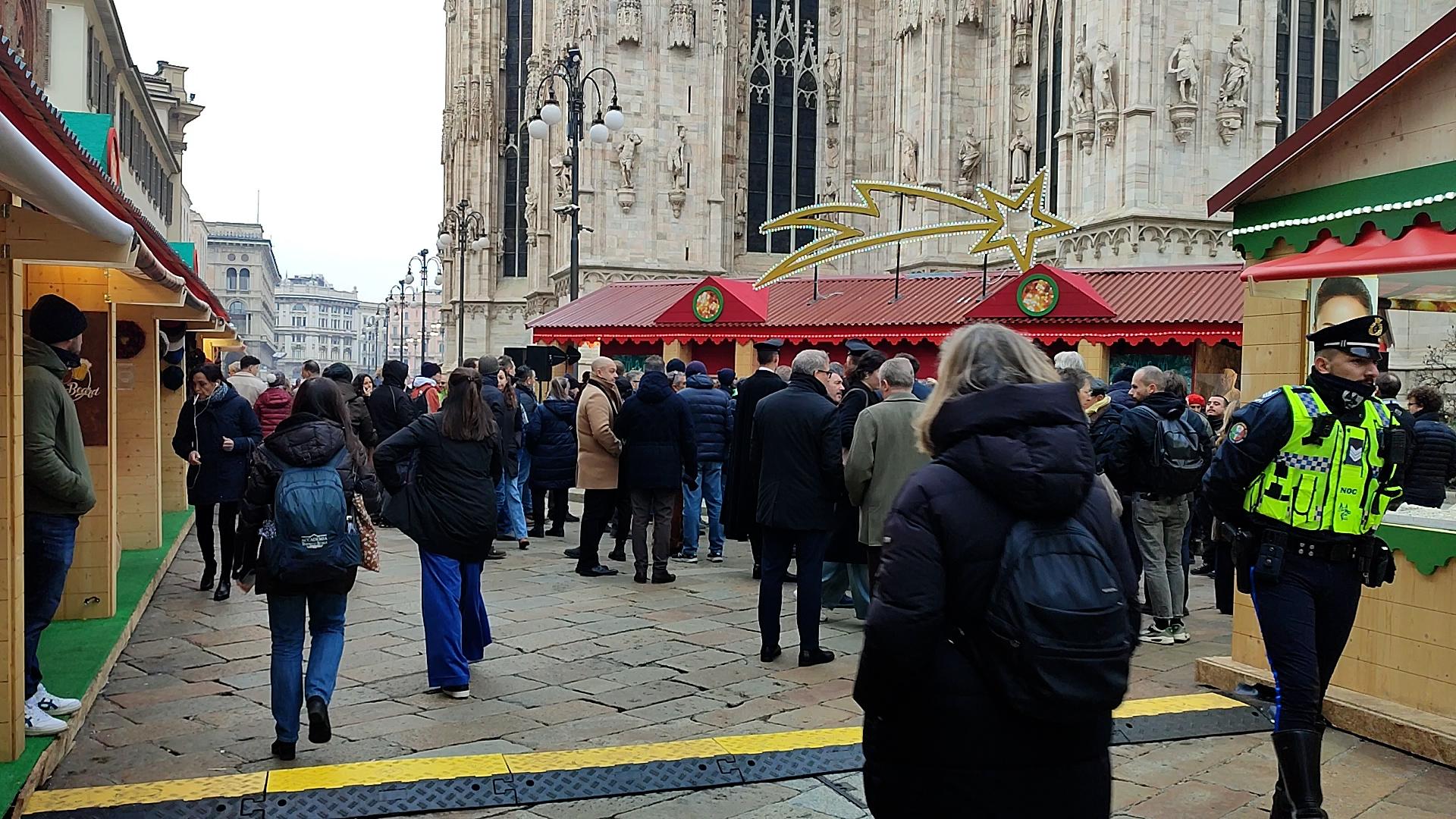 NATALE, INAUGURATO MERCATINO IN PIAZZA DUOMO CON 78 'CASETTE' (FOTO 4)