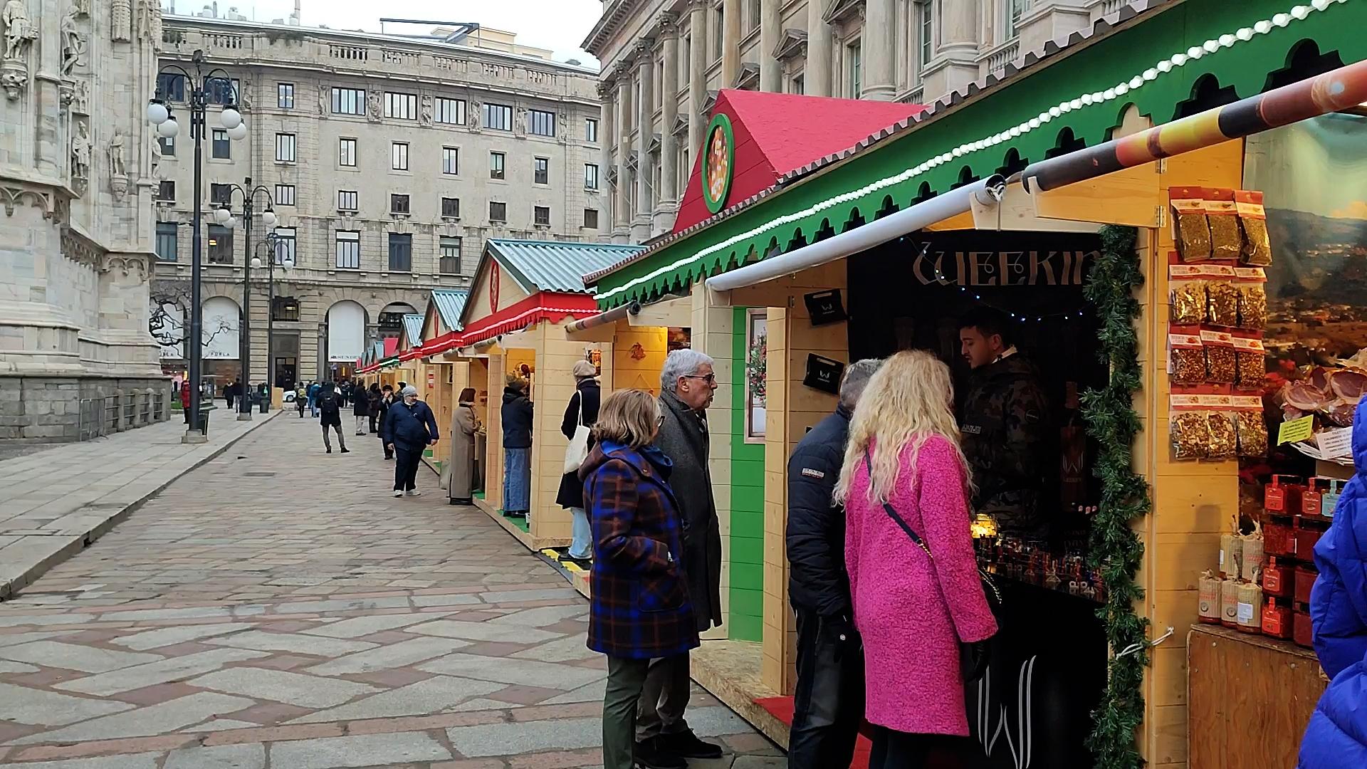 NATALE, INAUGURATO MERCATINO IN PIAZZA DUOMO CON 78 'CASETTE' (FOTO 7)