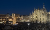 Acceso l'albero di Natale in piazza Duomo: quest'anno è dedicato alle Olimpiadi invernali