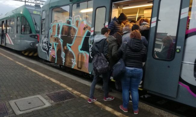 Quasi due ore di ritardo per i treni Milano-Mortara, aggredito un capotreno. C’era anche Capitan Ventosa