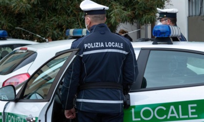 Due fratelli non escono da casa da alcuni giorni: la polizia locale li trova in casa inermi a terra, uno è morto