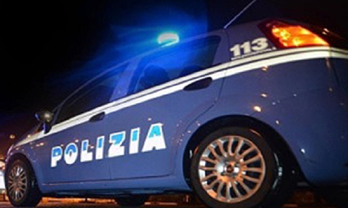 Chiede aiuto in mezzo a viale Monte Ceneri e poi picchia il conducente e gli ruba l’auto: 27enne arrestato nel comasco