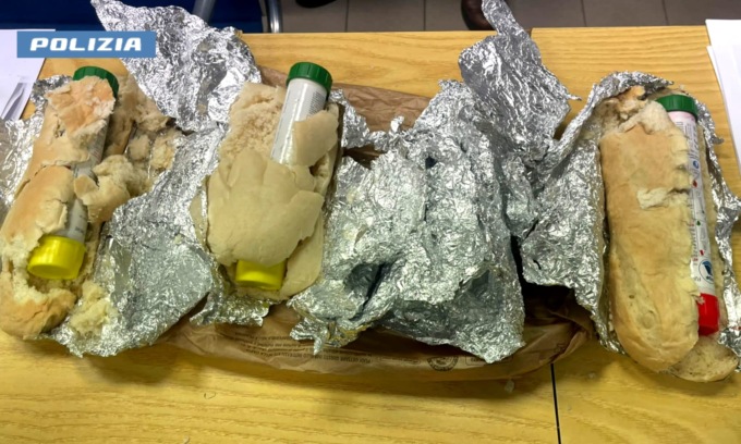 I tifosi della Roma a San Siro per la partita col Milan con i fumogeni nascosti nei panini