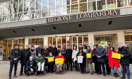 Fuori dal Pirellone la protesta contro i tagli all'assistenza disabili