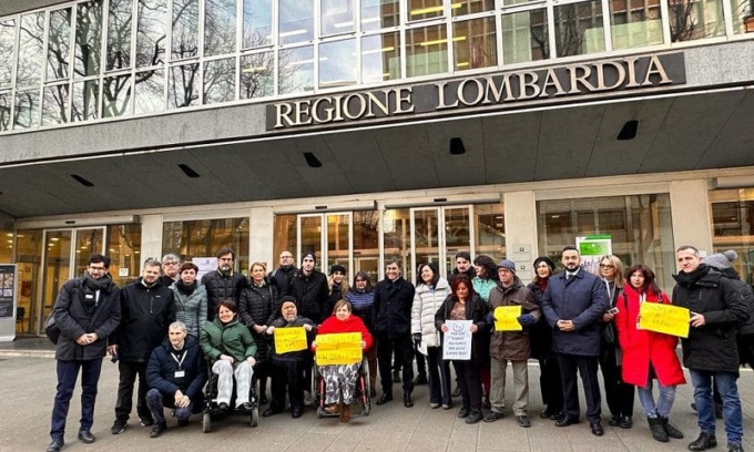 Fuori dal Pirellone la protesta contro i tagli all’assistenza disabili