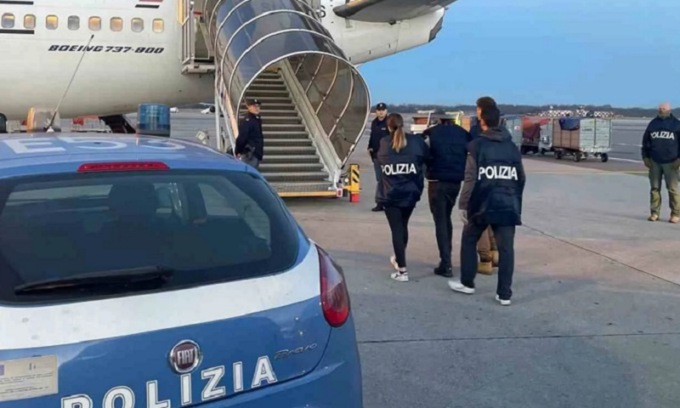 Aggredì passanti per strada col Corano in mano: 33enne rimpatriato in Egitto