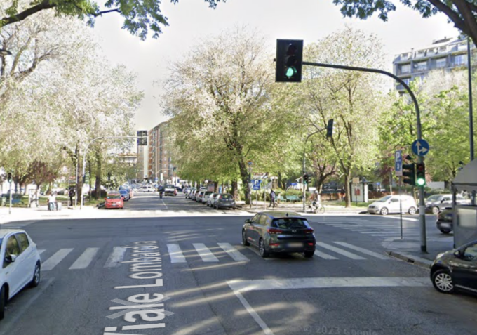 Violento scontro tra una moto e un’auto a Milano, due 30enni finiscono in ospedale