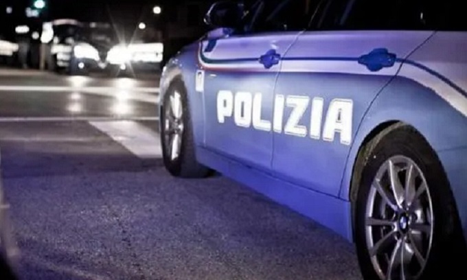 Aggredisce due ragazze uscite da una discoteca ma viene costretto alla fuga a colpi di borsetta