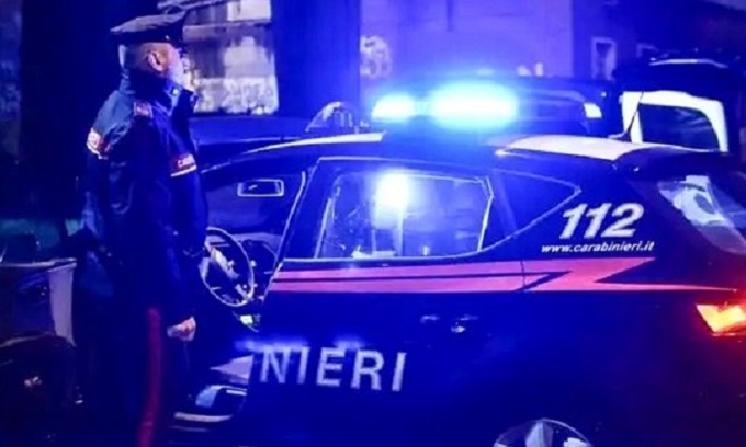 Incubo in strada: quattordicenne accoltellato più volte, aggressore bloccato nella notte