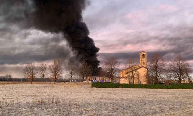 Incendio in un’azienda di Cavenago, fumo nero lungo la A4