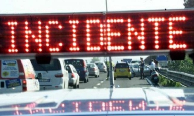 Incidente mortale in A1, direzione Milano tra due camion e un furgone: muore un 35enne