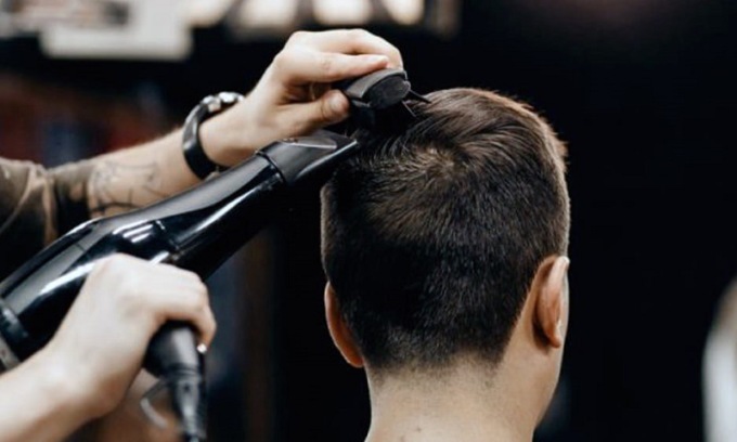 Barba, capelli e cocaina: arrestato un parrucchiere nel milanese