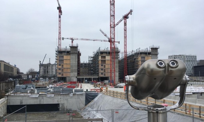 La “Terrazza degli Umarell” allo Scalo Romana per vedere in sicurezza i lavori del villaggio olimpico