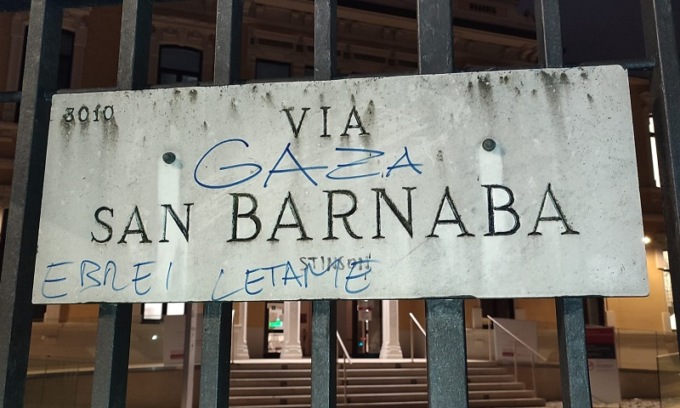 “Via Gaza, ebrei letame”: una scritta antisemita compare in via San Barnaba, a pochi passi dalla sinagoga