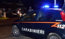 Completamente ubriaco se la prende con 11 auto parcheggiate a Baggio: arrestato e poi sedato in ospedale