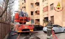Fiamme in un appartamento in Comasina: vigili del fuoco sul posto